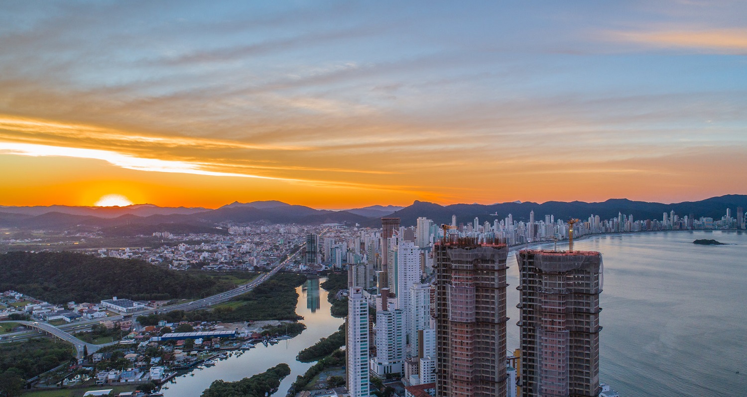 vista do mar e dos prédios em balneário camboriú