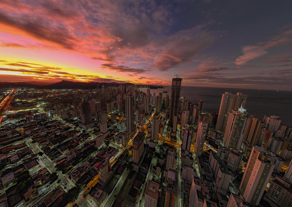 imagem aérea dos prédios de balneário camboriú ao anoitecer