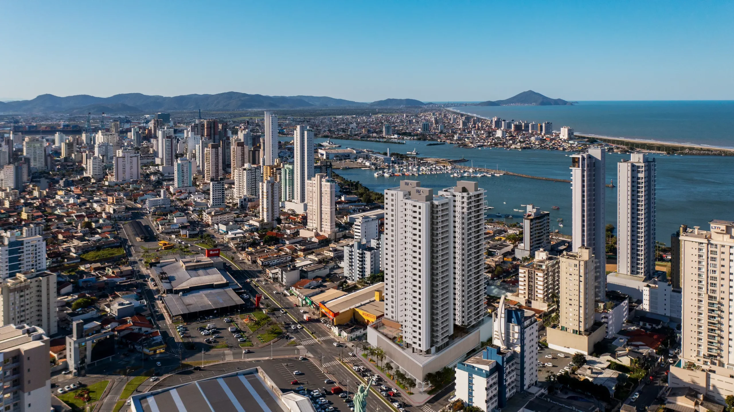 04_RV_FAZENDA_FACHADA_BIRD_EYE_R03